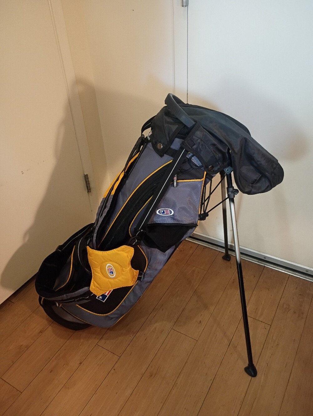 U.S. Kids Golf UL63 Stand Bag (Grey/Gold) 4 Way-One Flaw 33"